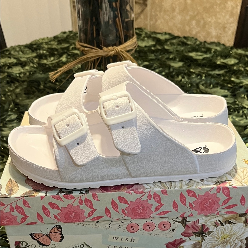 Women’s Plastic White Sandals Size 7B